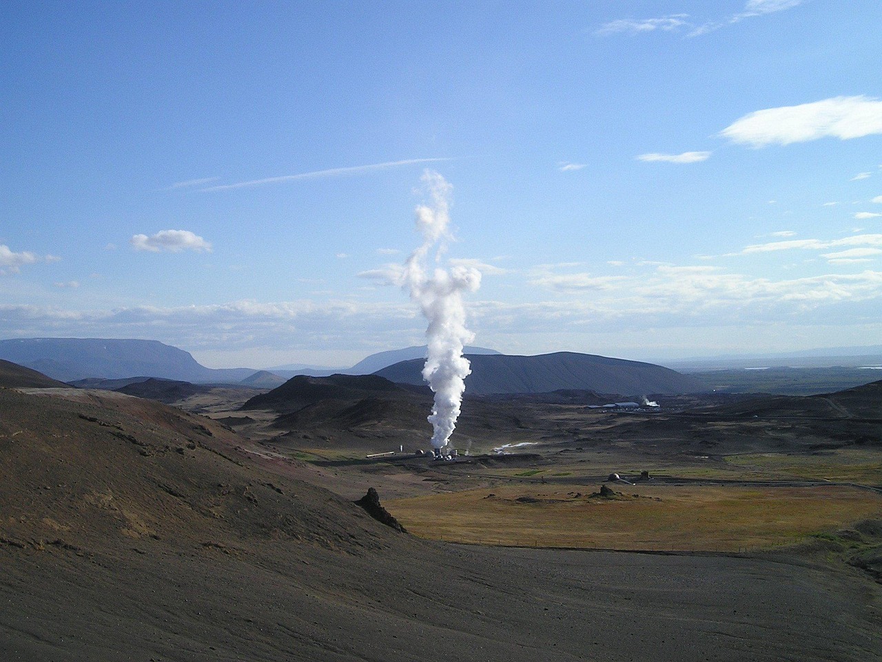découvrez l'énergie géothermique, une source renouvelable et durable qui exploite la chaleur de la terre pour produire de l'électricité et chauffer des bâtiments. apprenez comment cette technologie verte contribue à la transition énergétique et à la réduction des émissions de carbone.