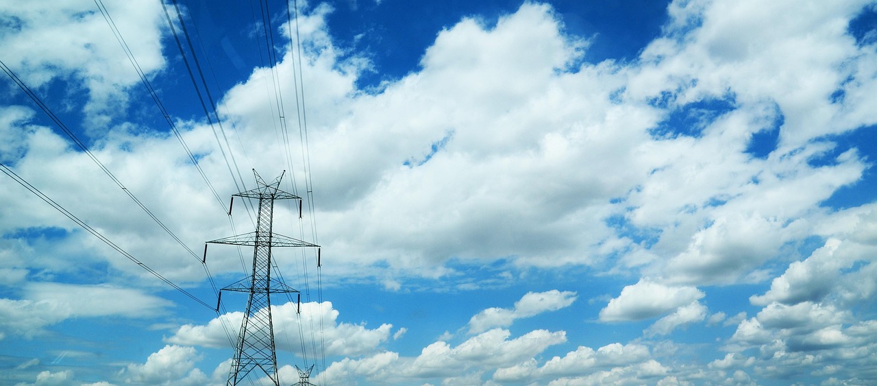 découvrez tout sur les pylônes à haute tension : conception, utilité et sécurité des infrastructures électriques indispensables au transport d'électricité sur de longues distances.