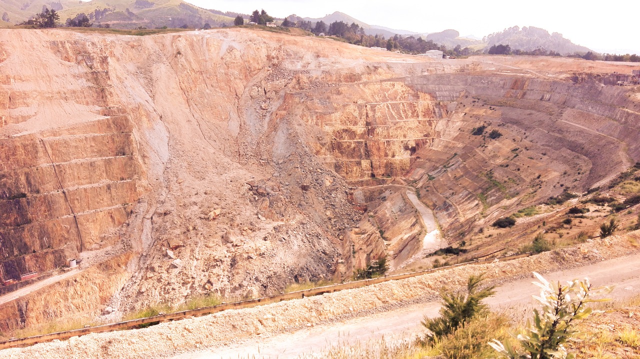 découvrez les causes et les conséquences des explosions en mine, ainsi que les mesures de sécurité essentielles pour prévenir ces accidents tragiques.