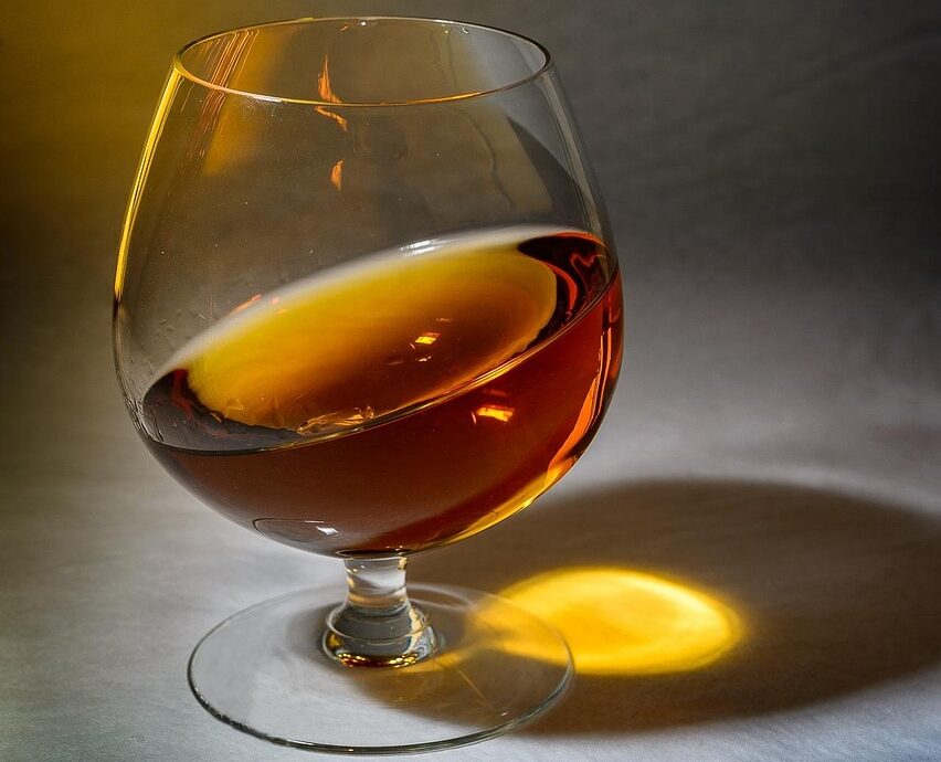 découvrez tout sur la crise du cognac : contexte, impacts économiques et solutions pour préserver ce spiritueux emblématique français.