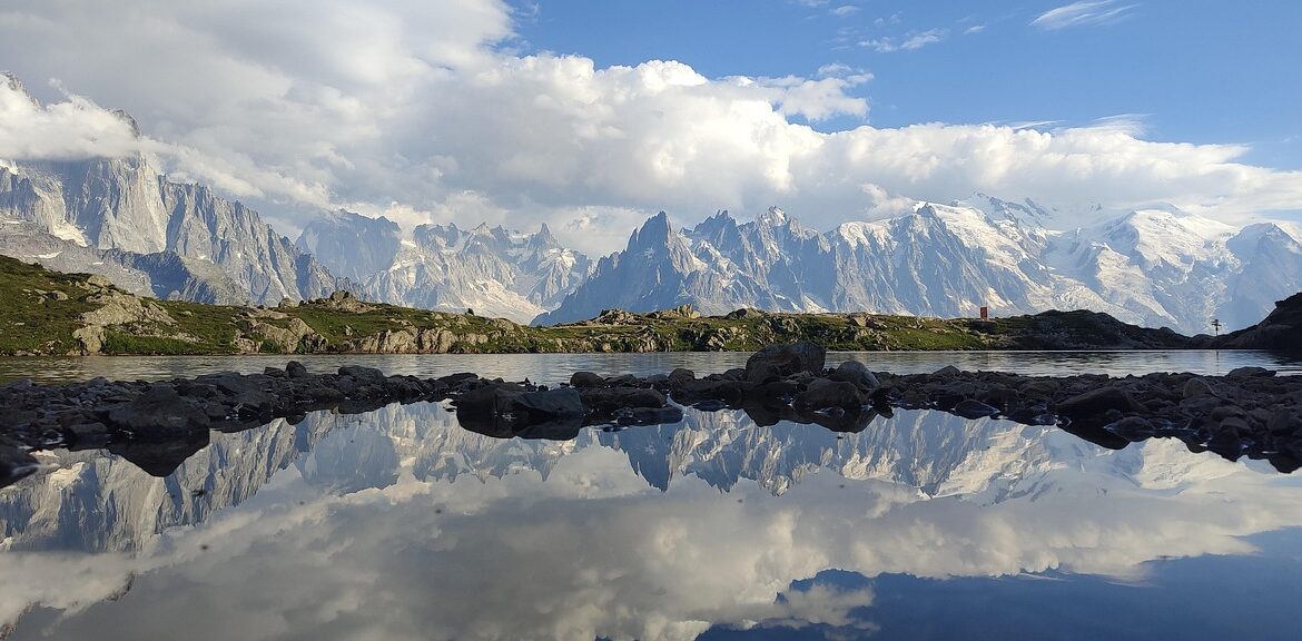 découvrez l'utmb, l'ultra-trail du mont-blanc, une course mythique de trail running autour du massif du mont-blanc, alliant défi sportif et paysages spectaculaires.